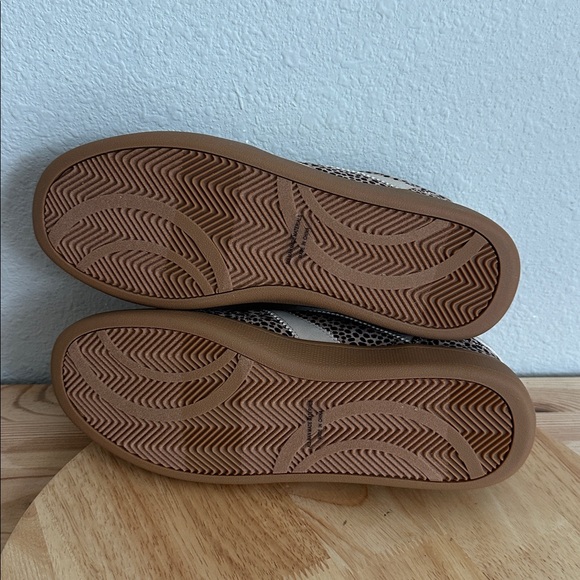 DV8 Vynie Womens Sneakers new 9 - Picture 5 of 5